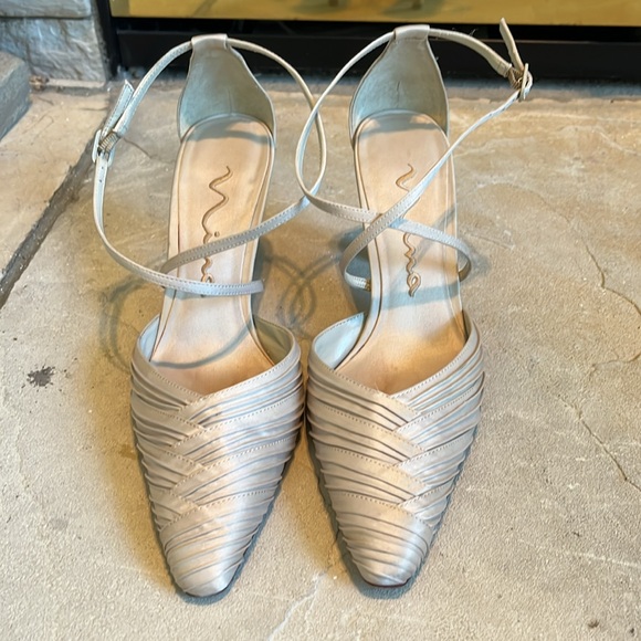 Worn once Sz 8 Nina low heels beige pleated fabric - Picture 6 of 6